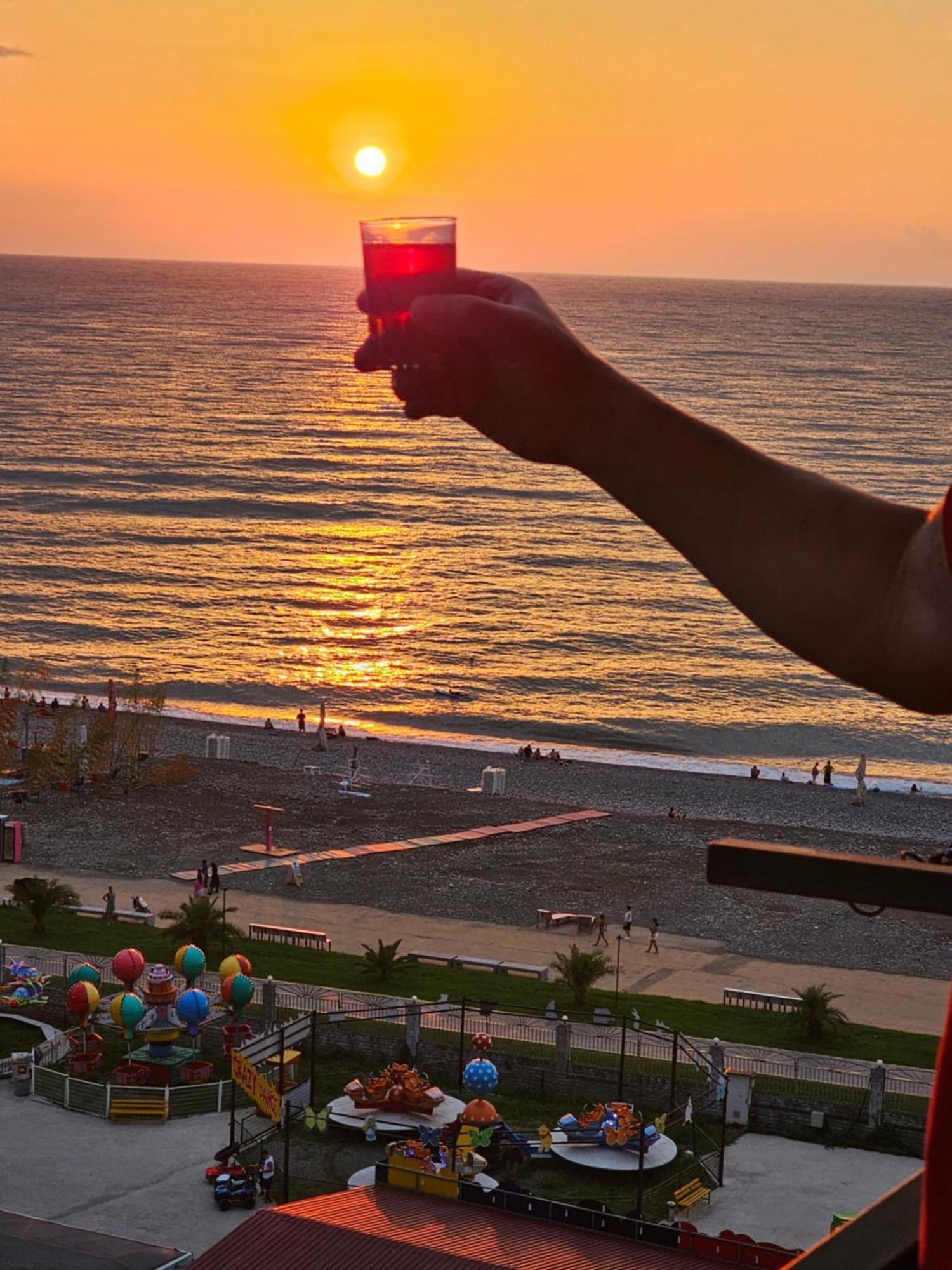 Apartment Desi With Sea View On The Beach In Batumi Exterior photo